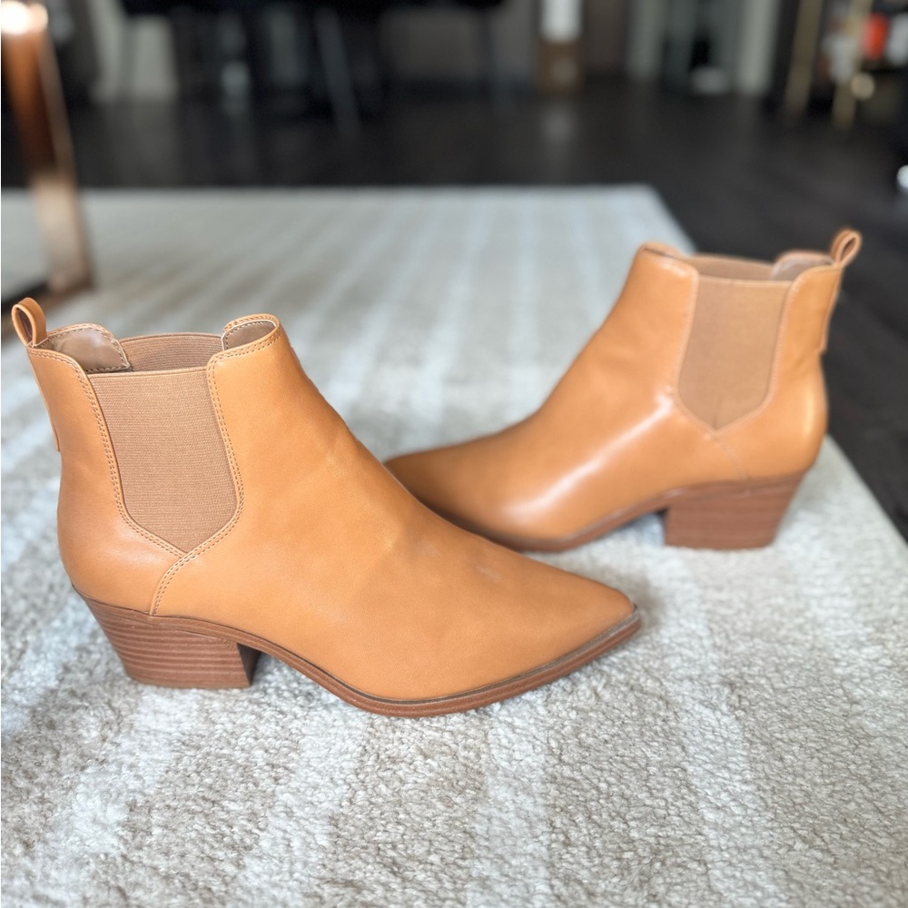 Universal Thread tan Chelsea boots size 10